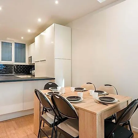Spacious With 2 2* Paris
